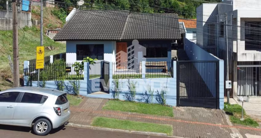 CASA COM PISCINA À VENDA, LOCALIZADA NO BAIRRO PINHERINHO