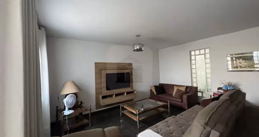 Casa para locação - venda no bairro Centro.