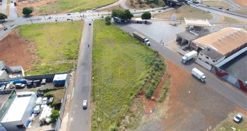 Área triangular de esquina à venda no Bairro Santa Mônica