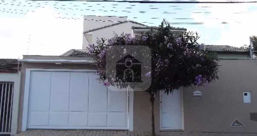 Casa à venda no bairro Jardim Karaiba.