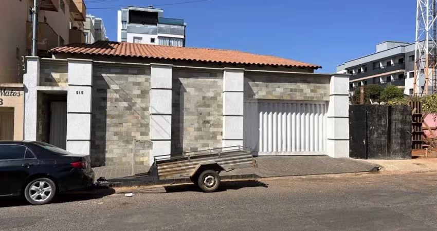 Casa à venda no bairro Santa Mônica em Uberlândia.