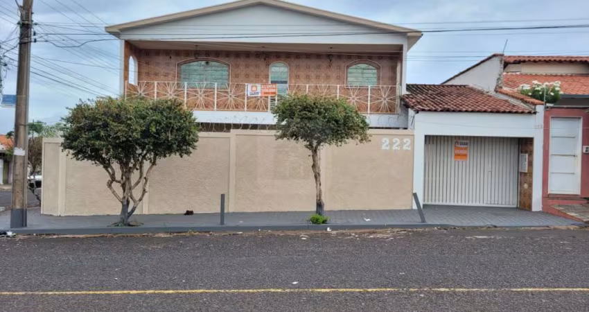 Casa Estilo Sobrado para locação e venda no bairro Osvaldo Em Uberlândia.