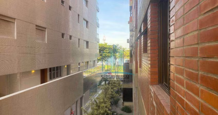 Apartamento à venda em localização privilegiada, na avenida da praia do Embaré, Santos-SP.