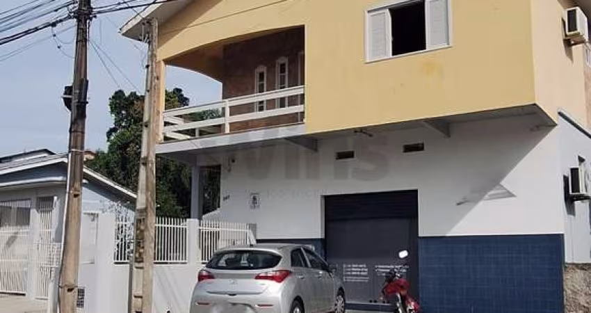 Casa de alvenaria com sala comercial