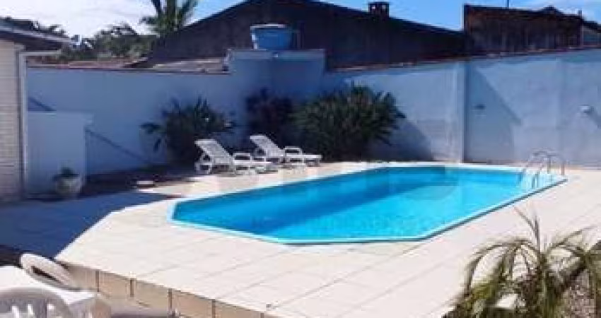 Casa de alvenaria com piscina no Bairro Jardim Angélica