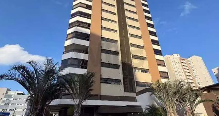 Amplo apartamento com 144m2, vaga dupla de garagem,  centro