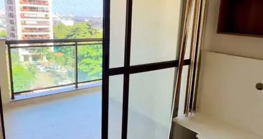 3 quartos, sala com varanda integrada na barra olímpica.