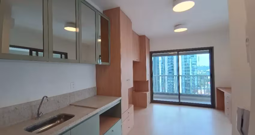 Studio pinheiros/faria lima: 44m², varanda, lazer e conforto.