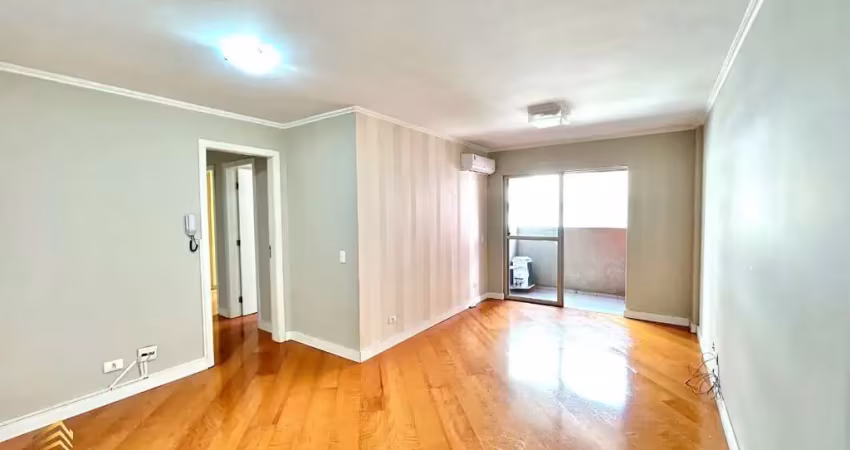Apartamento com sacada, 3 domitórios e 1 vaga no bigorrilho