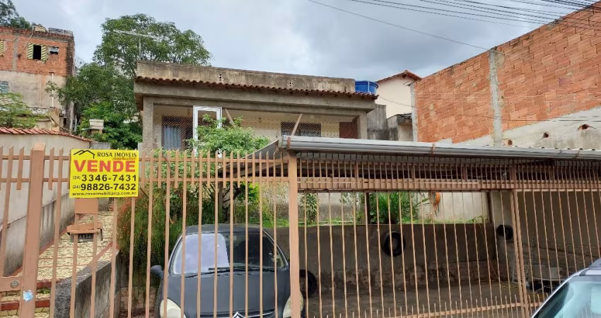 Casa linear de 119 m², com 3 quartos, bom estado de conservação, piso em cerâmica, única em terreno plano de 300 m²