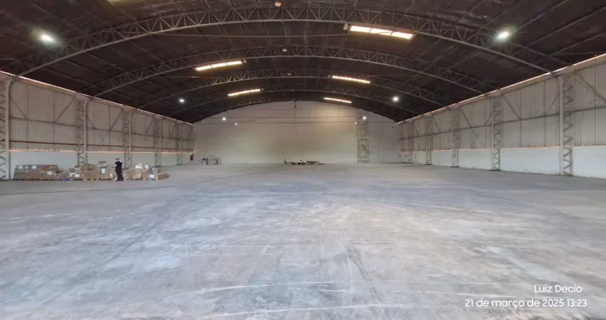 Galpão 1.900 m² com pé-direito de 12 m doca refeitório único