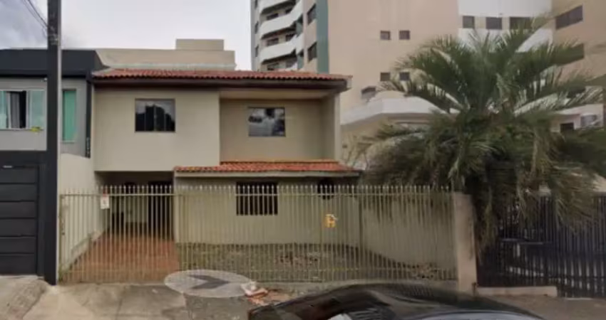 La casa imóveis vende lindo sobrado próximoa praça cleve.