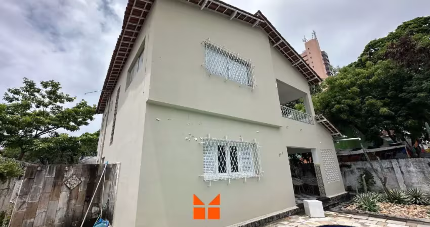 Linda casa Duplex com Jardim e Piscina na Tamarineira!