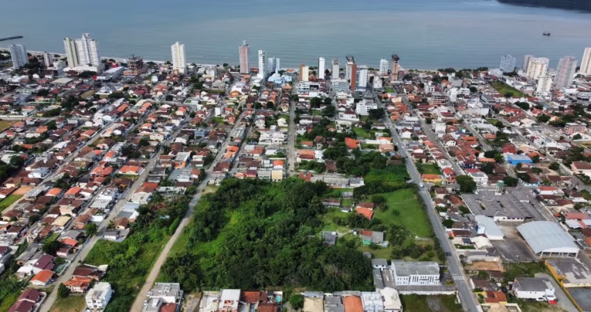 Último terreno desse tamanho no centro de Piçarras  á 400 metros da praia central