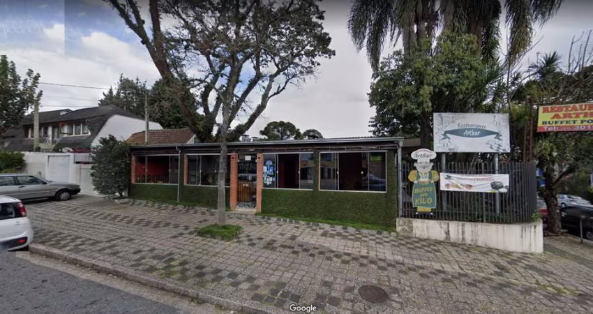 <p>Excelente casa comercial e residencial no Alto da XV de esquina.</p>
