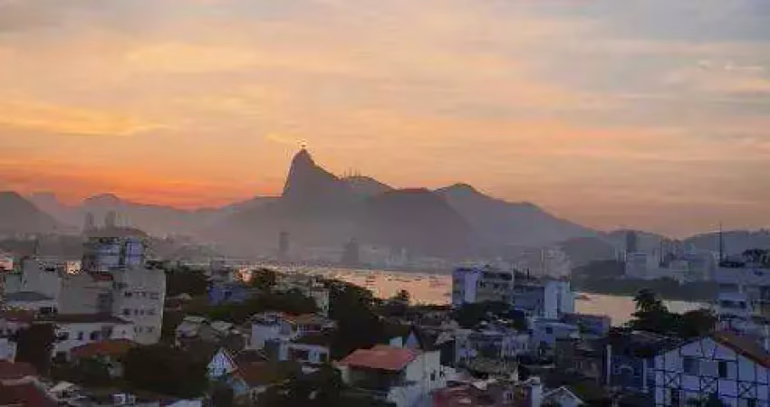 Apartamento à venda na Avenida São Sebastião, Urca, Rio de Janeiro - RJ