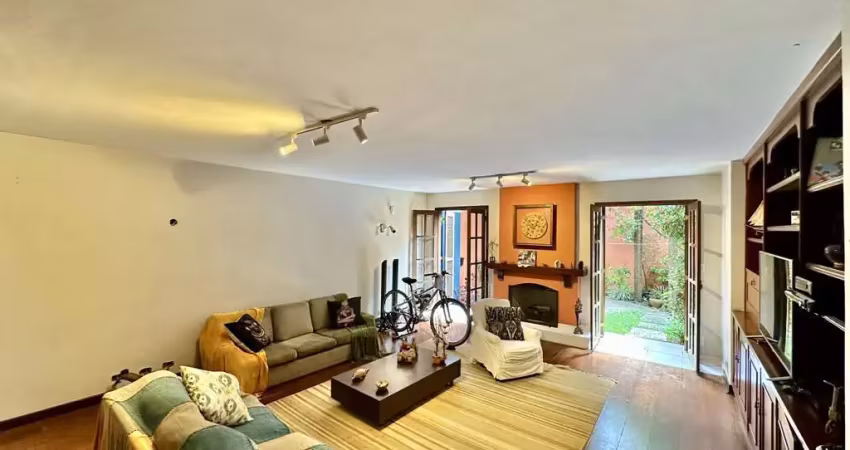 Casa à venda na Rua Rafael Clark, Jardim Jussara, São Paulo - SP