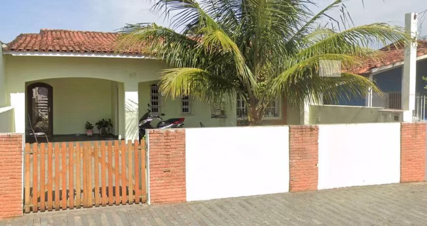 Casa à venda na Rua Ugo Santacroce, Balneário São João Batista, Peruíbe - SP