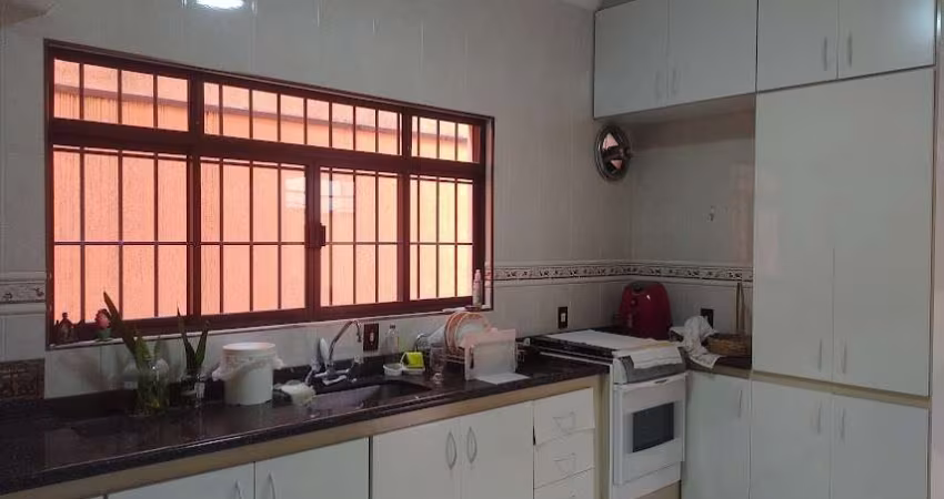 Casa à venda na Rua dos Fioresis, Vila Jeriva, Várzea Paulista - SP