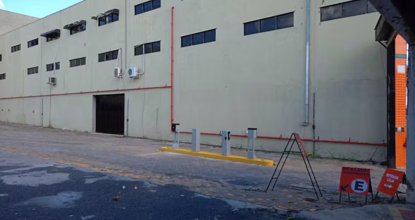 Alugo Barracão 500M2 região central na Avenida Mário Corrêa 


Porto
