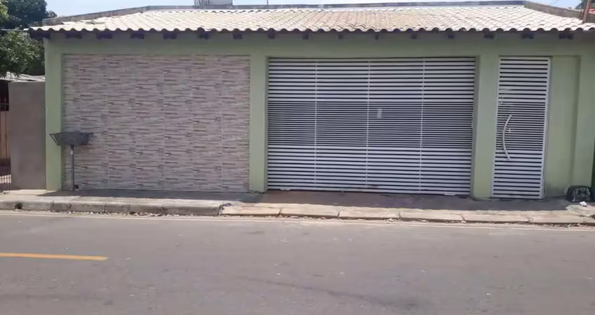 Casa ampla com ótima localização,02 quartos/suíte, garagem 02 veículos