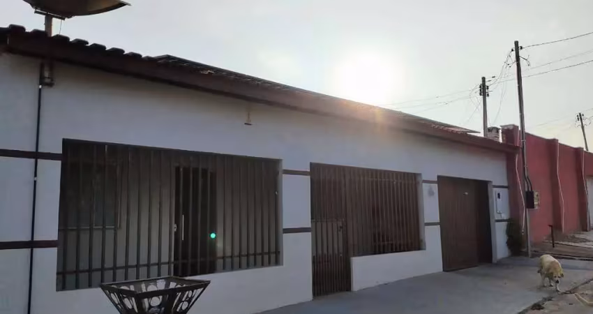 Vendo casa bem localizada com piscina  garagem coberta e edícula