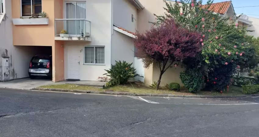 Lindo sbrado em condomínio fechado, com conforrto e segurança que sua família merecem, próximo a mercados, farmácias e shopping, agende uma visita e venha se encantar com este  imóvel.
