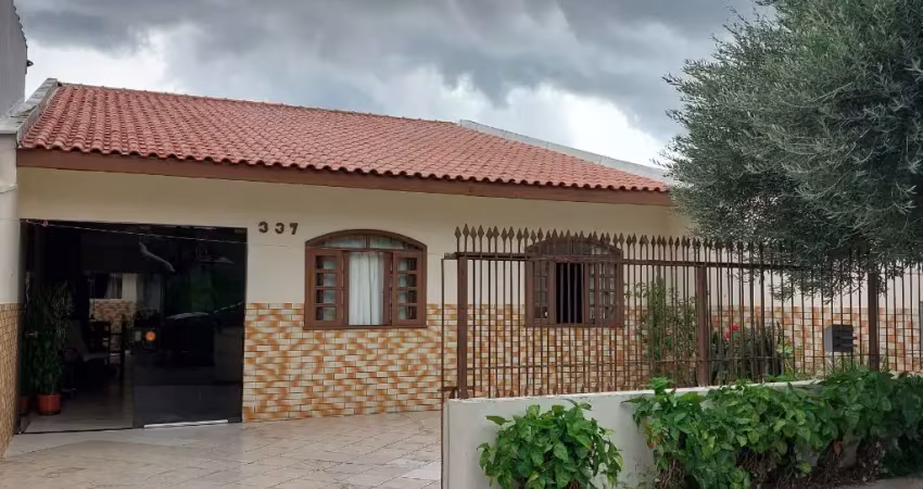 Linda casa no bairro uberaba em curitiba,  agende uma visita e venha se encantar com este imóvel.