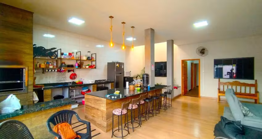 Linda Casa e Área de Lazer