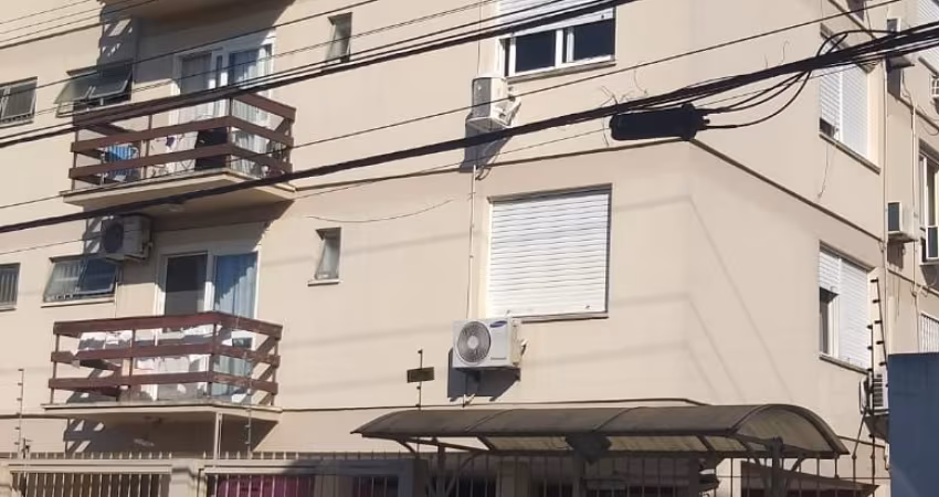 Apartamento 02 dormitórios com box coberto e desocupado.