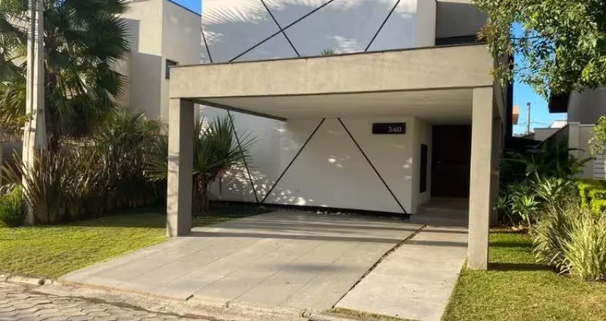 Sobrado localizado no condomínio Veredas em Mogi das Cruzes, com 3 suítes, salas, cozinha, área gourmet com churrasqueira e piscina.