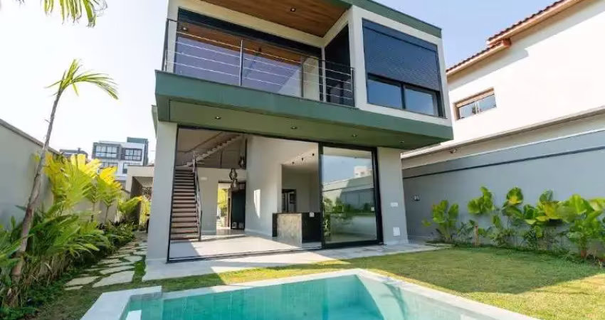 Casa de alto padrão em condomínio no Mosaico Essence em Mogi das Cruzes-SP: 3 quartos, 3 suítes, 3 salas, 5 banheiros, 4 vagas de garagem, 240m².