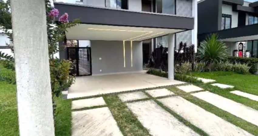 Casa no condomínio veredas em mogi das cruzes, com 3 suítes, salas, cozinha, área gourmet com churrasqueira e piscina.