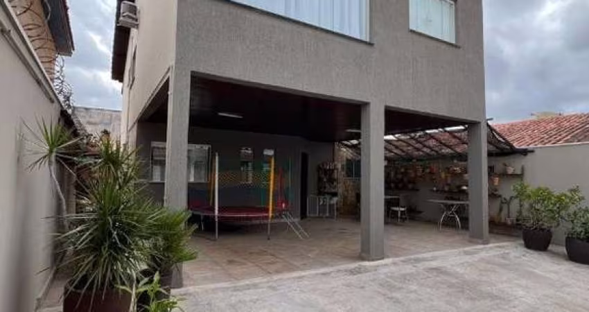 Imperdível oportunidade de adquirir casa de alto padrão na Vila Suissa, Mogi das Cruzes-SP: 3 quartos, 2 suítes, 3 salas, 4 banheiros, 4 vagas de garagem e 180,00 m² de área.