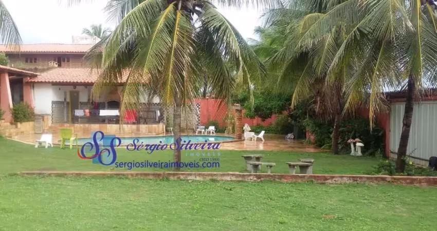 Ampla casa com 5 suítes, piscina e deck com churrasqueira no Porto das Dunas.