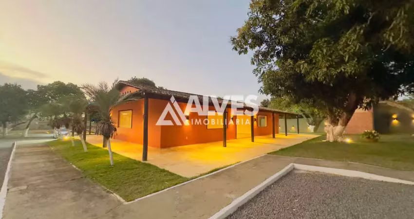 Casa em condomínio de mini-sítios com 3 piscinas e área de lazer completa