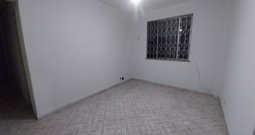 ALUGA-SE APARTAMENTO DE 2 QUARTOS, NA PRAÇA SECA, RUA PINTO TELES, EM PRÉDIO ISENTO DE IPTU. R$ 850,00.