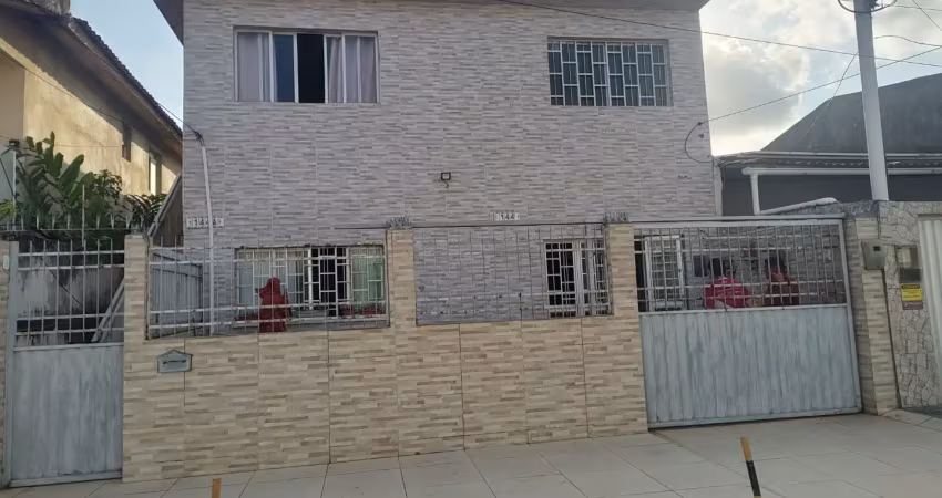 Casa com dois pavimentos, 05 quartos, jardim, garagem. agende sua visita
