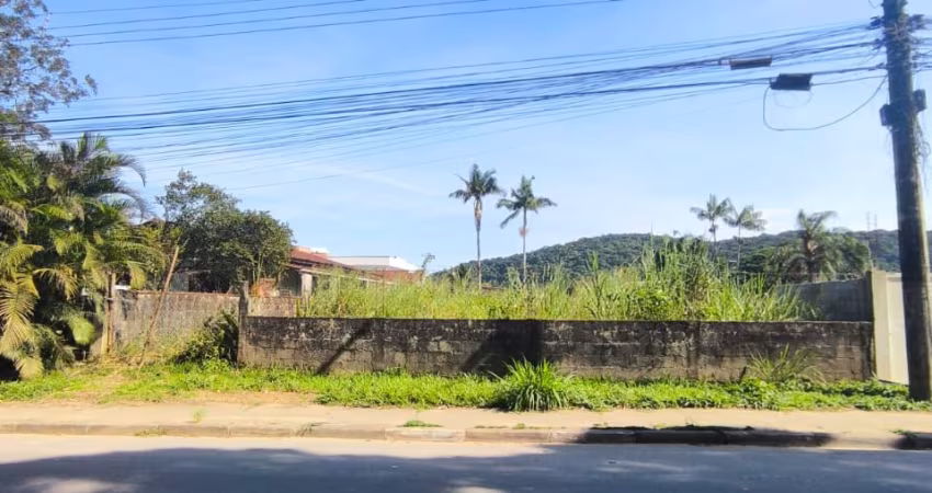 Terreno de 525m² há 550 metros da praia.