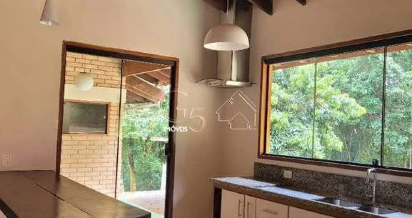 Linda Casa em Condomínio à Venda em Localização Privilegiada: 3 Quartos, 2 Suítes, 3 Salas, 5 Banheiros, 4 Vagas - 450m².