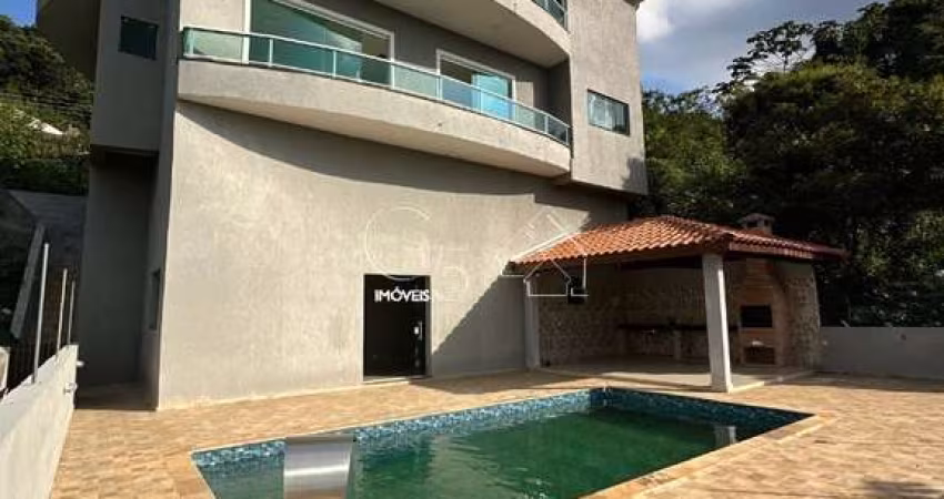 Luxuosa casa em condomínio para locação no Alpes de Caieiras-SP: 4 quartos, 4 suítes, 2 salas, 5 banheiros, 2 vagas, 400m².