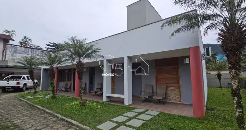 Linda casa à venda em ubatuba sp, fica a 200 metros da praia do lázaro, com 7 quartos (sendo 5 suítes), 2 salas, 5 banheiros, 550m² área construída.