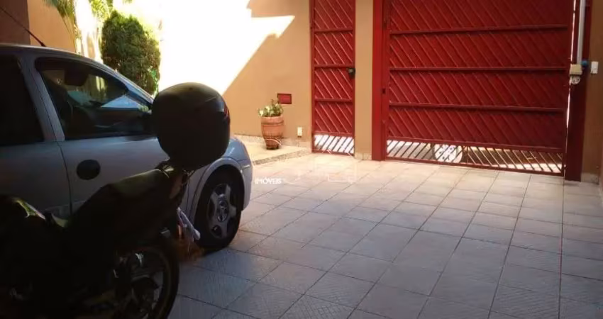 Casa sobrado, 3 quartos, sendo 1 suite, ar condicionado, jardim, quintal, portão eletrônico, garagem coberta, 2 vagas