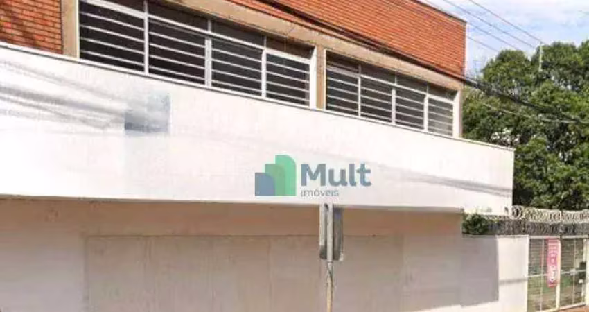 Imóvel comercial localizado em av de grande movimento com 925m² de área construída e 400m² de terreno ao lado para estacionamento.