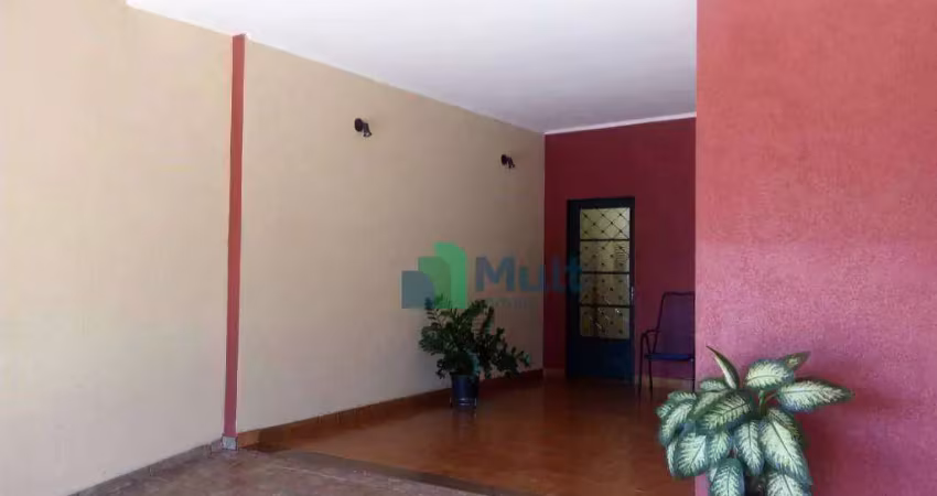 Casa térrea em ótima localização no bairro pq. dos bandeirantes com terreno de 208m² e 178,95m² de construção.