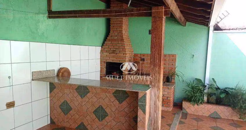 Casa térrea localizada no Bairro Palmares com terreno de 336m² e 213m² de  construção.