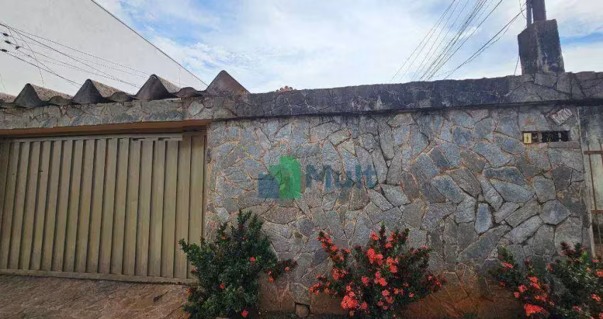 Casa térrea localizada no bairro campos elísios com terreno de 484m² e 174,45m² de construção.