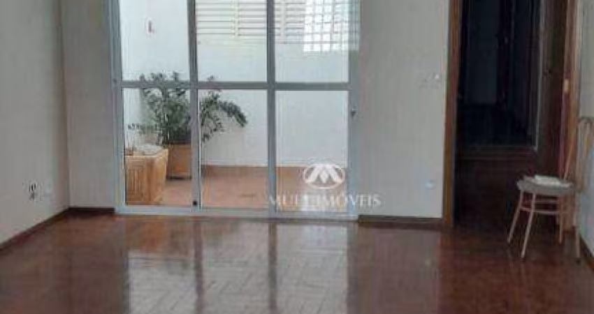 - Casa térrea no bairro Alto da Boa Vista, com 261m² de área construída