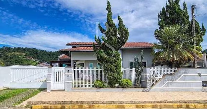 Seu Novo Capítulo Começa Aqui: Espaçosa Casa no Amizade, Guaramirim!