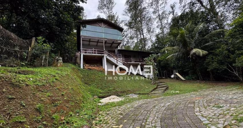 Casa no Camorim (próximo ao Riocentro), cachoeira privativa no portão e poucos vizinhos.